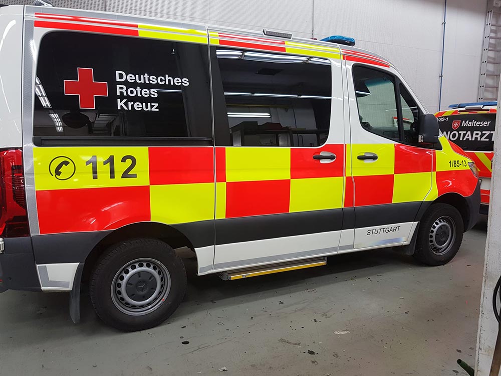 Roter und gelber Rettungswagen mit neutraler Optik und 112 Beschriftung