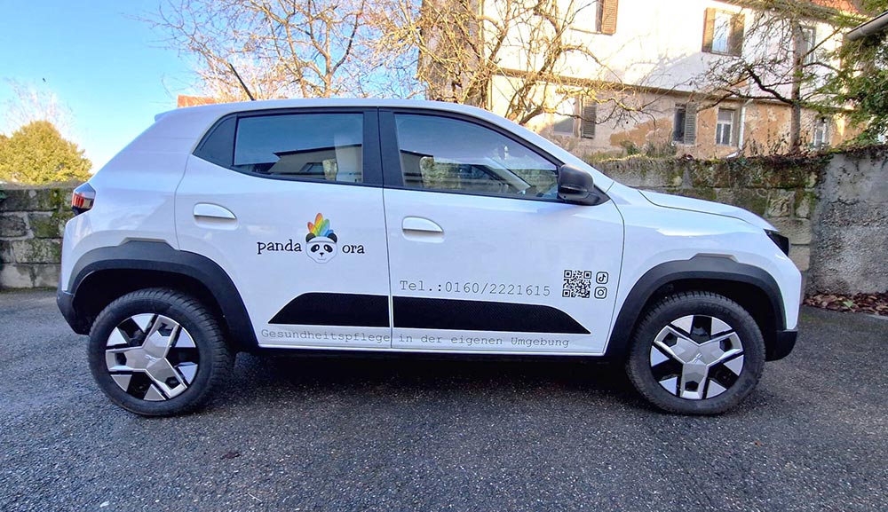 Weisser Panda Ora Elektro SUV mit Logos und QR Code seitlich geparkt