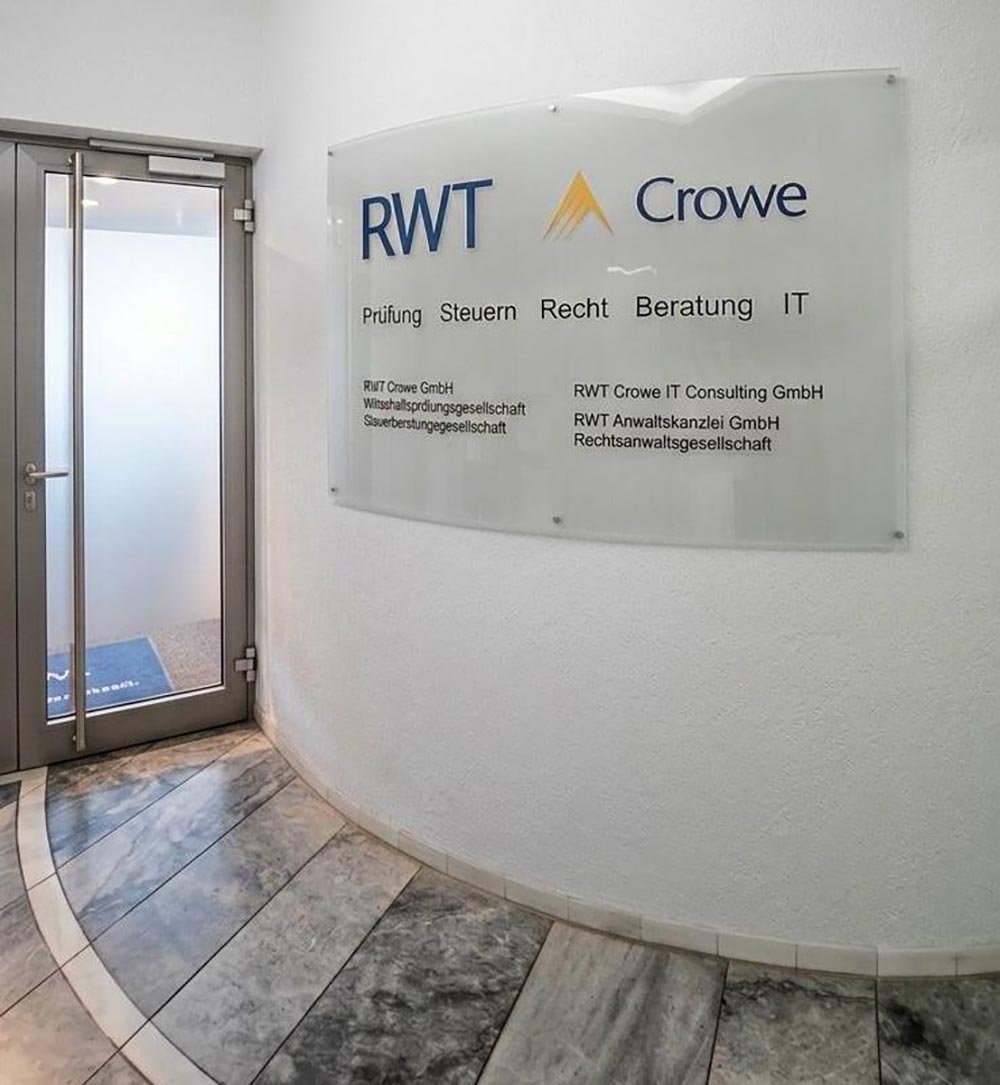 Weisses Firmenschild RWT Crowe in Blau Gelb mit Tuertresen links