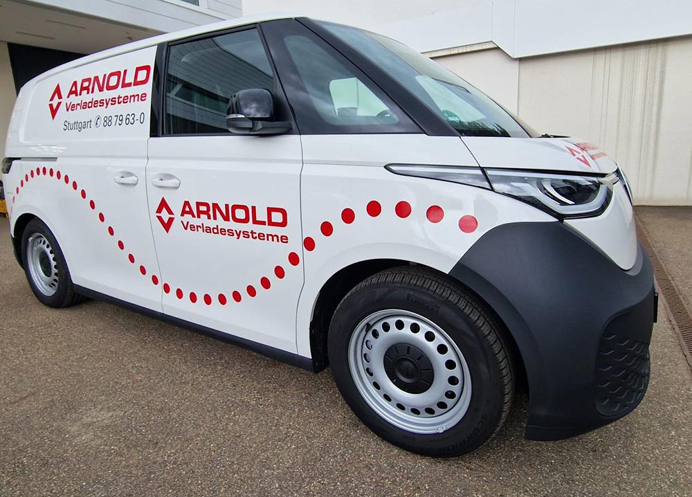 Weisser Firmenvan ohne Fahrer, neutral, rote Punkte und ARNOLD Logo